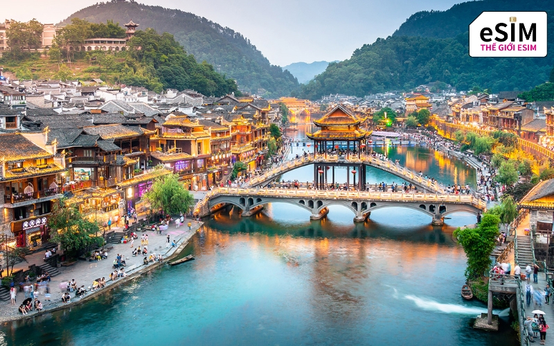 Phượng Hoàng Cổ Trấn